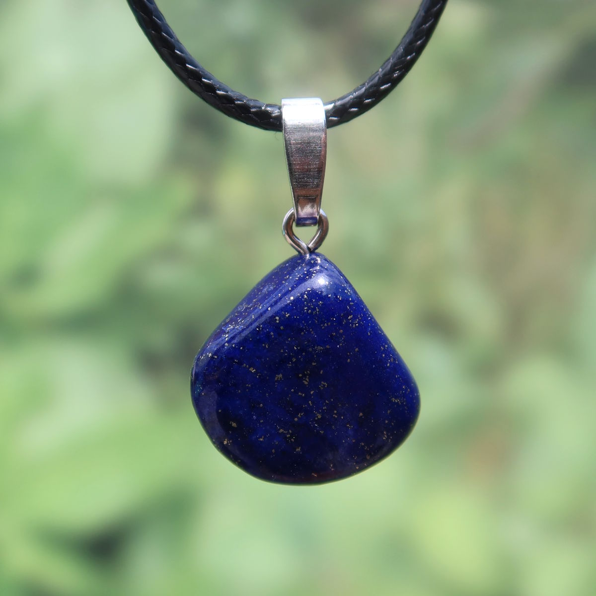 Natürlicher Lapislazuli Anhänger mit goldenen Sprenkeln, 20mm, handgefertigt mit rhodiniertem Silberöse auf schwarzer Kordel.