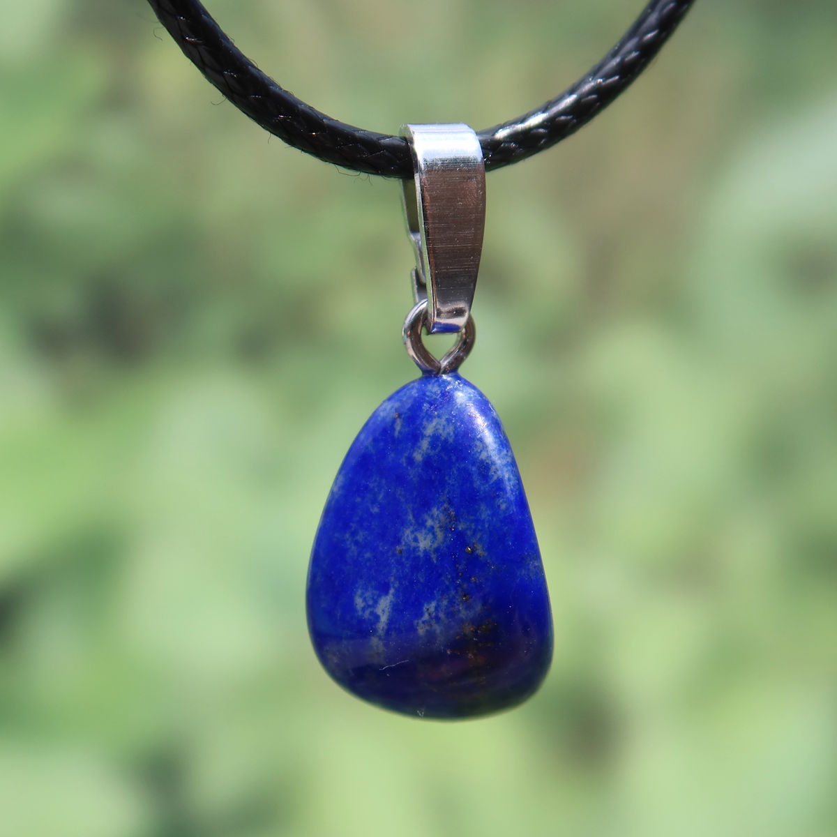 Blauer Lapislazuli Anhänger mit Silberöse und goldenen Sprenkeln, 20mm, Unikat, Rhodium beschichtet, strahlend und luxuriös.