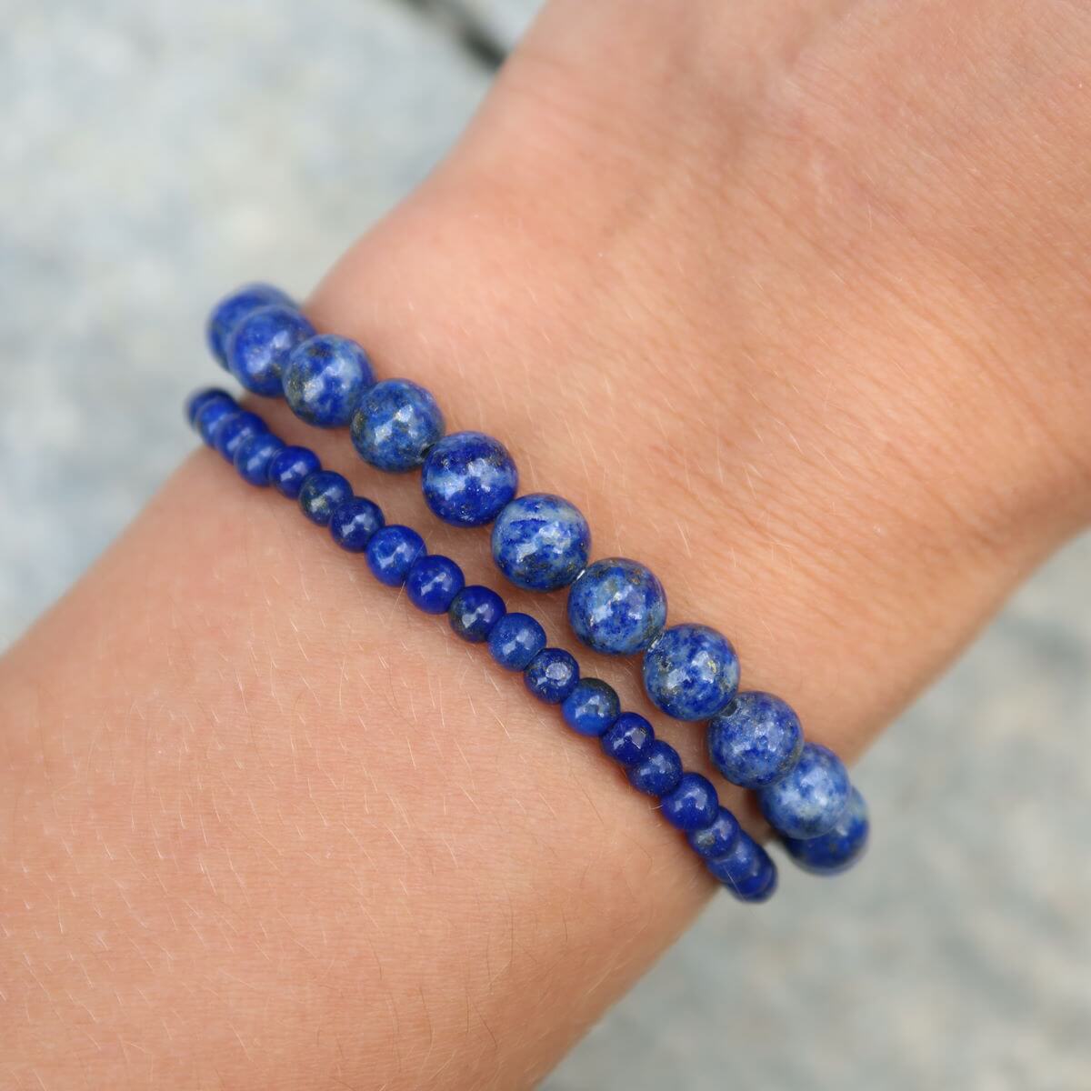 Lapislazuli 1A Edelstein Armband - 1 Stück - in Varianten 4-6-8 oder 10mm auf Handgelenk getragen