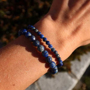 Lapislazuli facettiert Edelstein Armband - 1 Stück - in Varianten 4-6 oder 8mm auf Handgelenk getragen im Sonnenlicht.