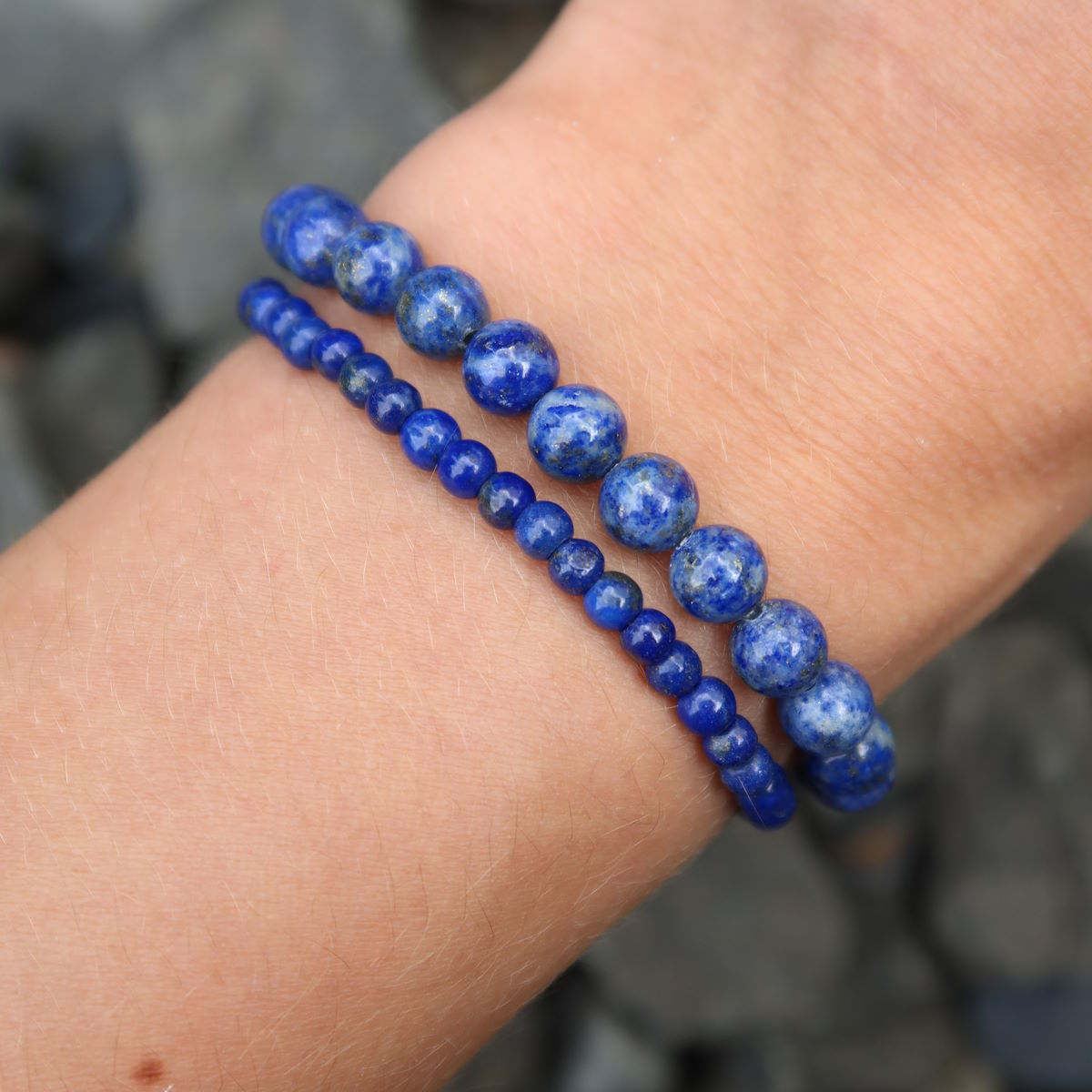 Lapislazuli 1A Edelstein Armband - 1 Stück - in Varianten 4-6-8 oder 10mm auf Handgelenk getragen