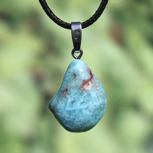 Echter Larimar Anhänger mit Silberschlaufe, einzigartiger blauer Edelstein an schwarzer Kordel, Unikat aus der Dominikanischen Republik.