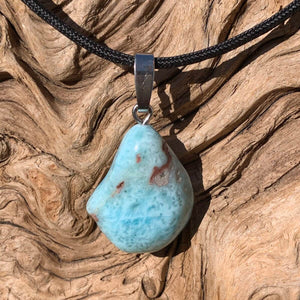 Echter Larimar Anhänger mit 25mm Größe und Silberschlaufe vor natürlichem Hintergrund, einzigartig und stilvoll UNIKAT Nr. 10