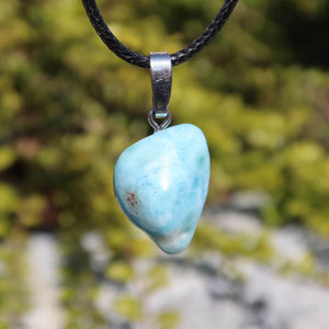 Echter Larimar-Anhänger mit Silberschlaufe und einzigartigem Edelstein, 21mm, auf Naturhintergrund; Unikat-Stück Nr. 15