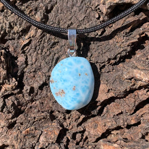 Echter Larimar Anhänger mit Silberschlaufe auf rustikalem Hintergrund, 23mm Unikat Schmuck aus der Dominikanischen Republik.