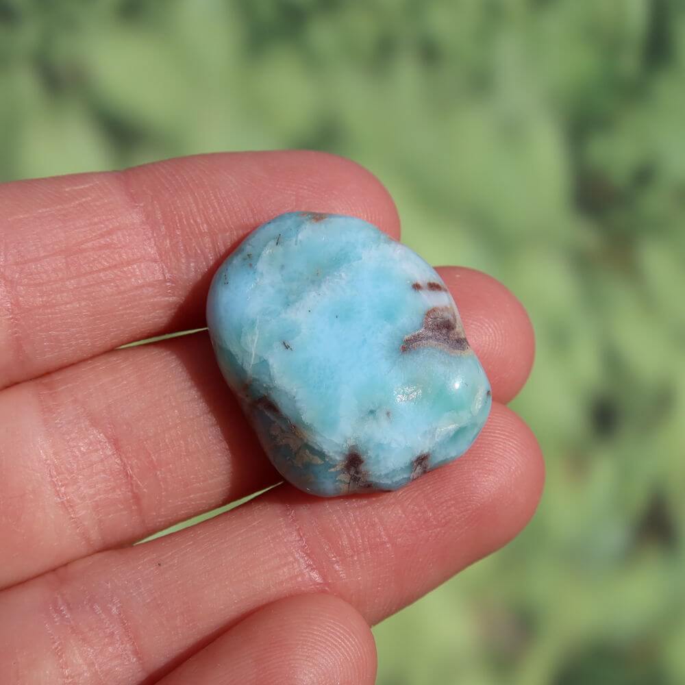 Larimar Handschmeichler Edelstein Unikat Nr. 10 aus der Dominikanischen Republik auf einer Hand