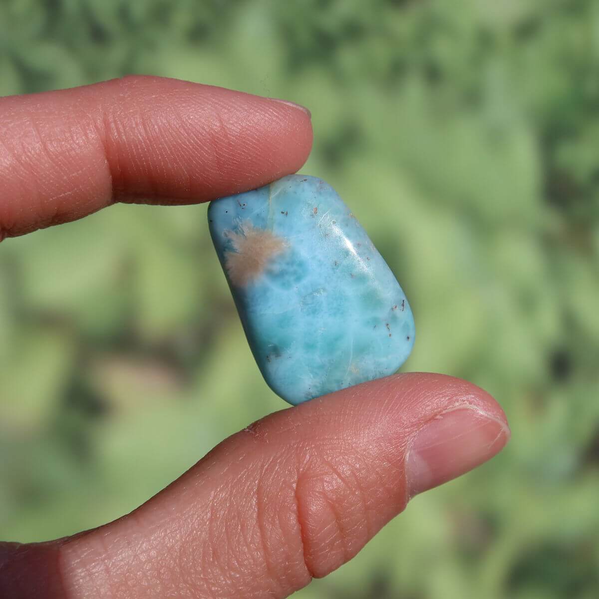 Echter Larimar Handschmeichler 27mm, einzigartiger Edelstein aus der Dominikanischen Republik, ideal zum Tragen in der Hosentasche.
