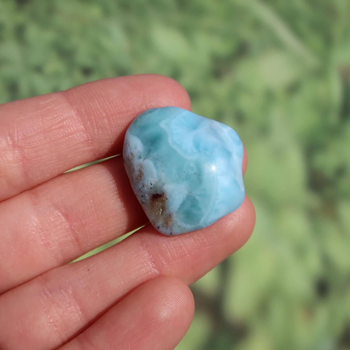 Echter Larimar Handschmeichler 24mm auf Hand für erweiterte Wahrnehmung und Schutz