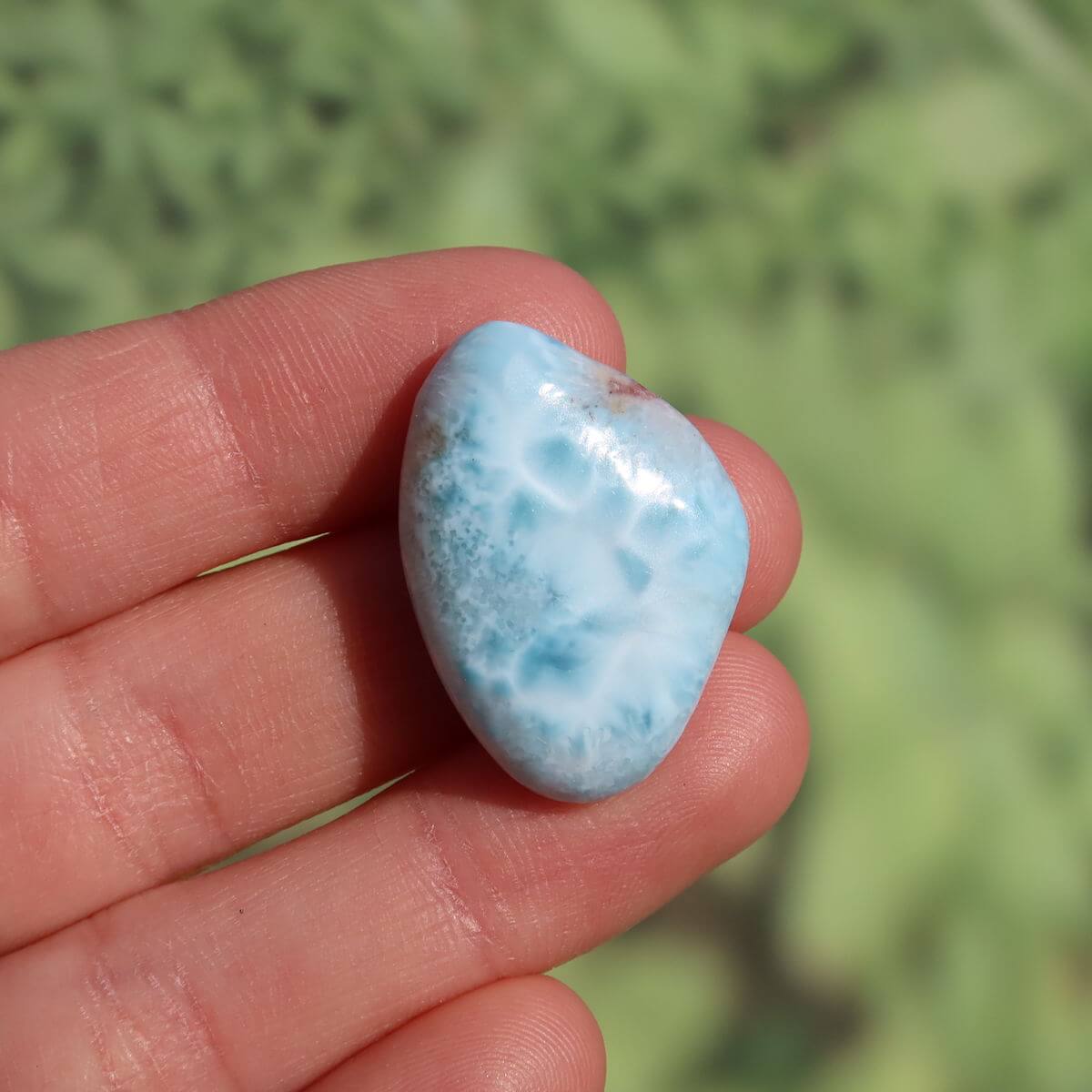 Echter Larimar Handschmeichler 26mm, einzigartiger Edelstein aus der Dominikanischen Republik für Schutz und erweiterte Wahrnehmung.