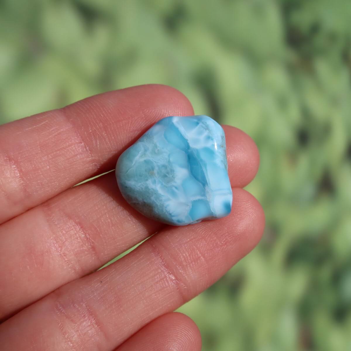 Echter Larimar Handschmeichler 21mm in Hand, blaue Edelstein-Rarität aus der Dominikanischen Republik, Unikat Nr. 4