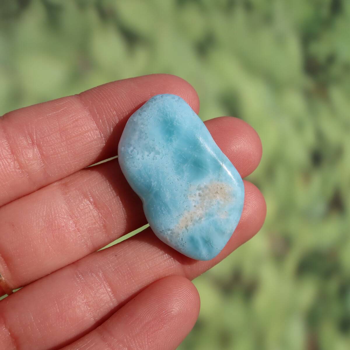 Echter Larimar Handschmeichler 32mm, Unikat aus der Dominikanischen Republik, für erweiterte Wahrnehmung und Schutz.