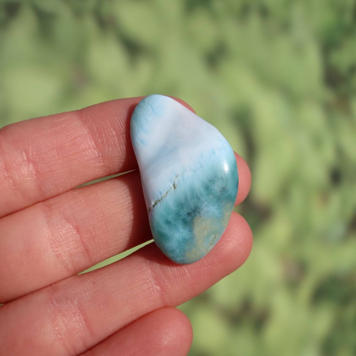 Larimar Handschmeichler 34mm in Hand, einzigartiger Edelstein aus der Dominikanischen Republik, schützt und erweitert Wahrnehmung