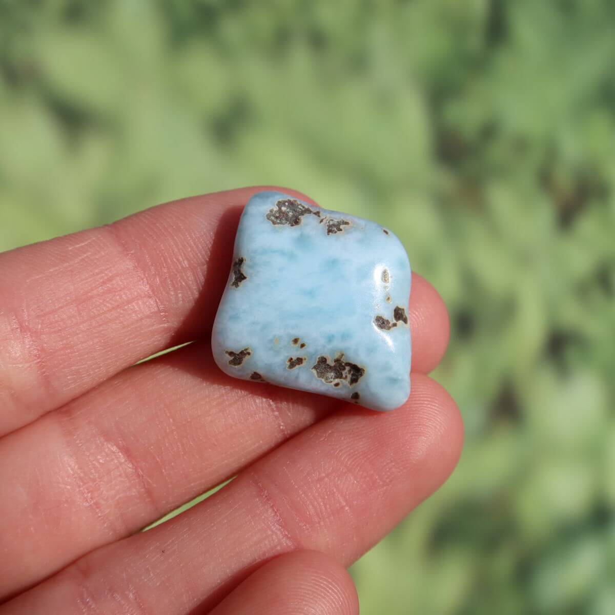 Echter Larimar Handschmeichler, 20mm, Unikat Nr. 9, blauer Pektolith-Edelstein aus der Dominikanischen Republik in Hand gehalten.