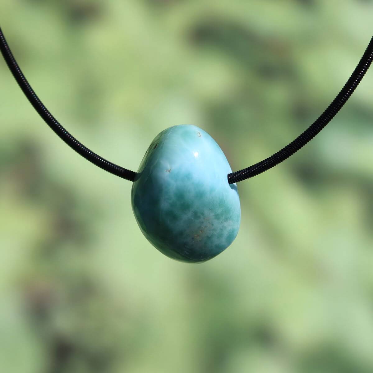 Echter Larimar Anhänger gebohrt 24mm, einzigartiger Edelstein aus der Dominikanischen Republik, stilvoller Look und seltener Schmuck