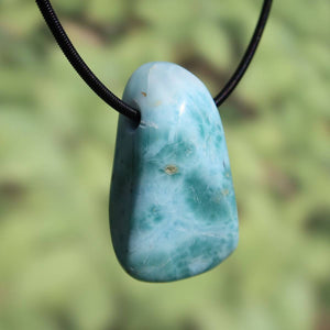 Echter Larimar Anhänger gebohrt 36mm, erweiterte Wahrnehmung und Schutz, UNIKAT Nr. 10 in natürlichem Licht fotografiert.