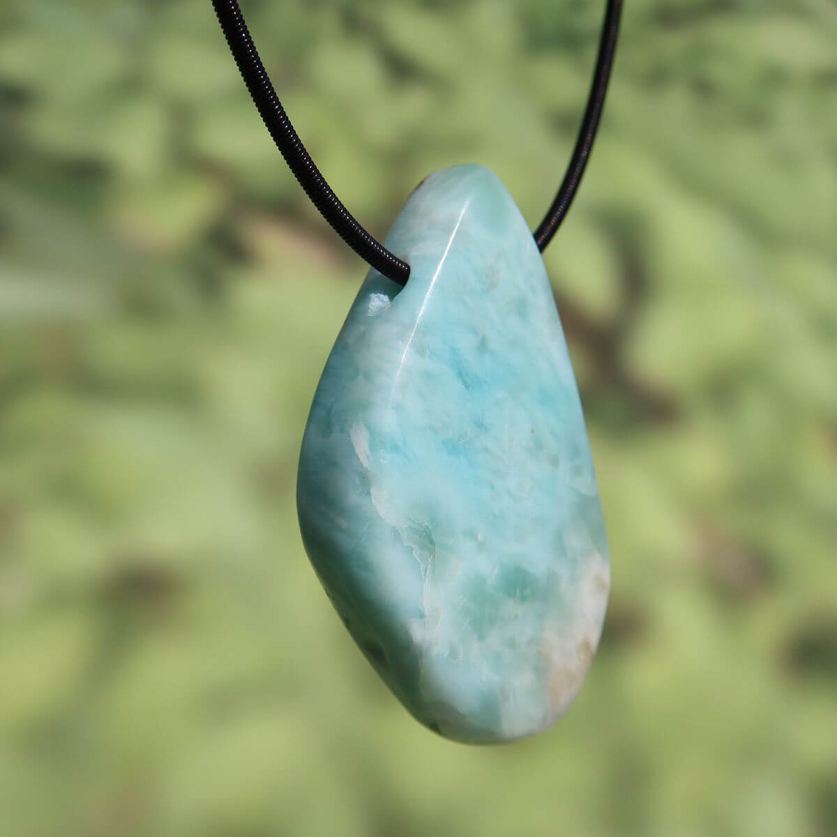 Echter Larimar Anhänger gebohrt 50mm aus der Dominikanischen Republik, einzigartig in Farbe und Form, auf schwarzem Band präsentiert.