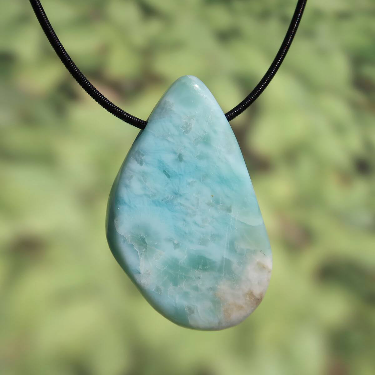 Echter Larimar Anhänger gebohrt 50mm aus der Dominikanischen Republik, einzigartig in Farbe und Form, auf schwarzem Band präsentiert.