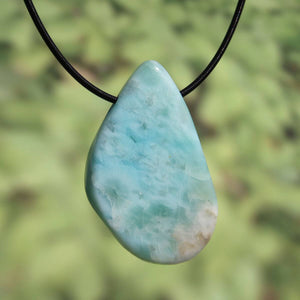 Echter Larimar Anhänger gebohrt 50mm aus der Dominikanischen Republik, einzigartig in Farbe und Form, auf schwarzem Band präsentiert.