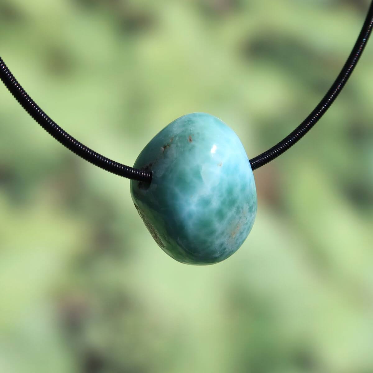 Echter Larimar Anhänger gebohrt 24mm, einzigartiger Edelstein aus der Dominikanischen Republik, stilvoller Look und seltener Schmuck