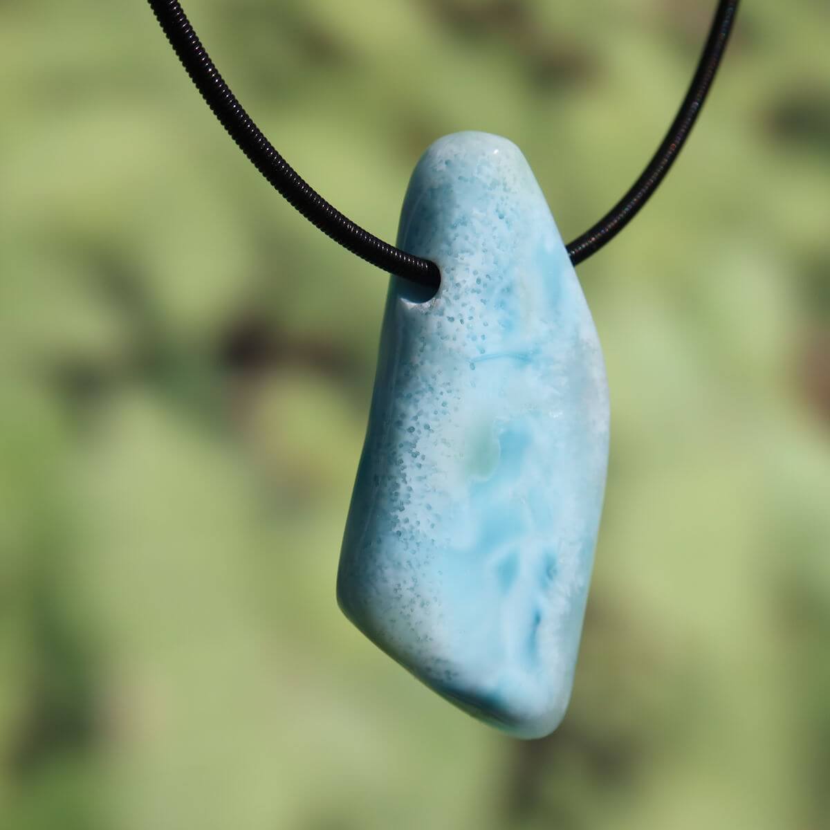 Echter Larimar Anhänger gebohrt, 45mm UNIKAT, natürliche blaue Varietät aus der Dominikanischen Republik, auf schwarzem Band