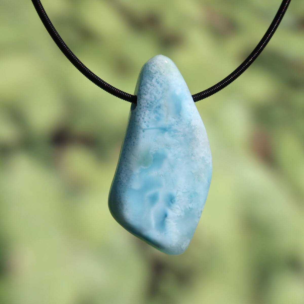 Echter Larimar Anhänger gebohrt, 45mm UNIKAT, natürliche blaue Varietät aus der Dominikanischen Republik, auf schwarzem Band