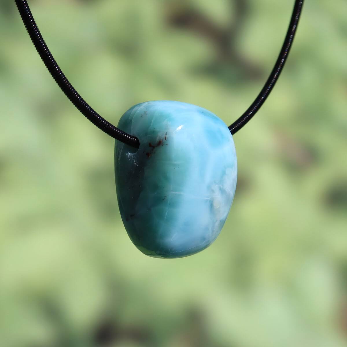 Echter Larimar Anhänger gebohrt 27mm, einzigartiger blauer Edelstein aus der Dominikanischen Republik für erweiterte Wahrnehmung.