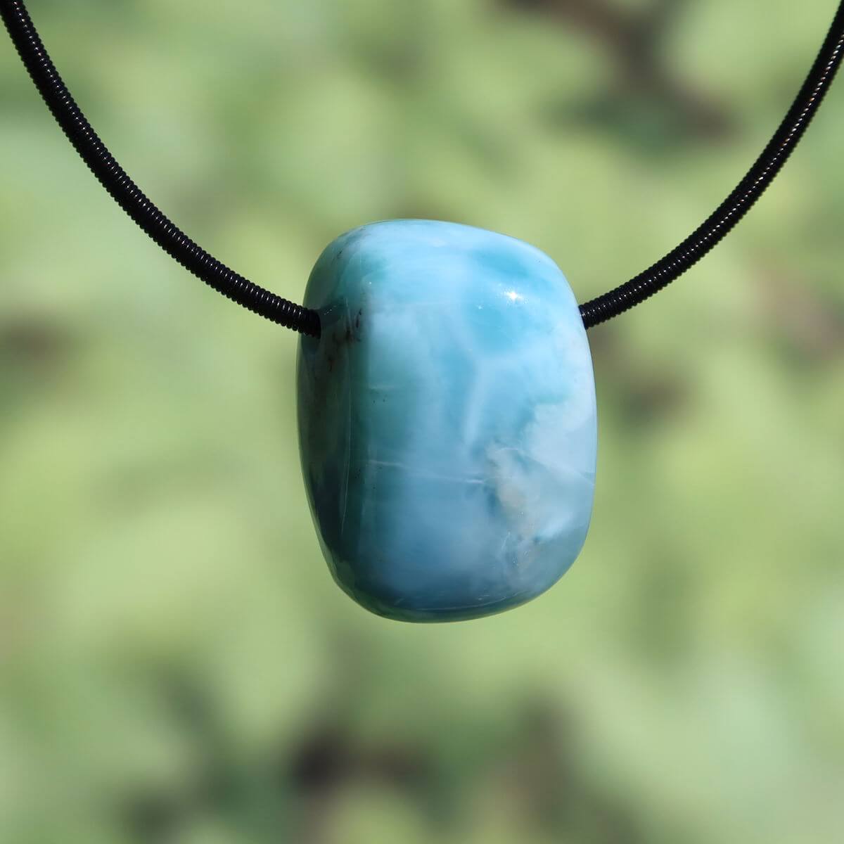 Echter Larimar Anhänger gebohrt 27mm, einzigartiger blauer Edelstein aus der Dominikanischen Republik für erweiterte Wahrnehmung.