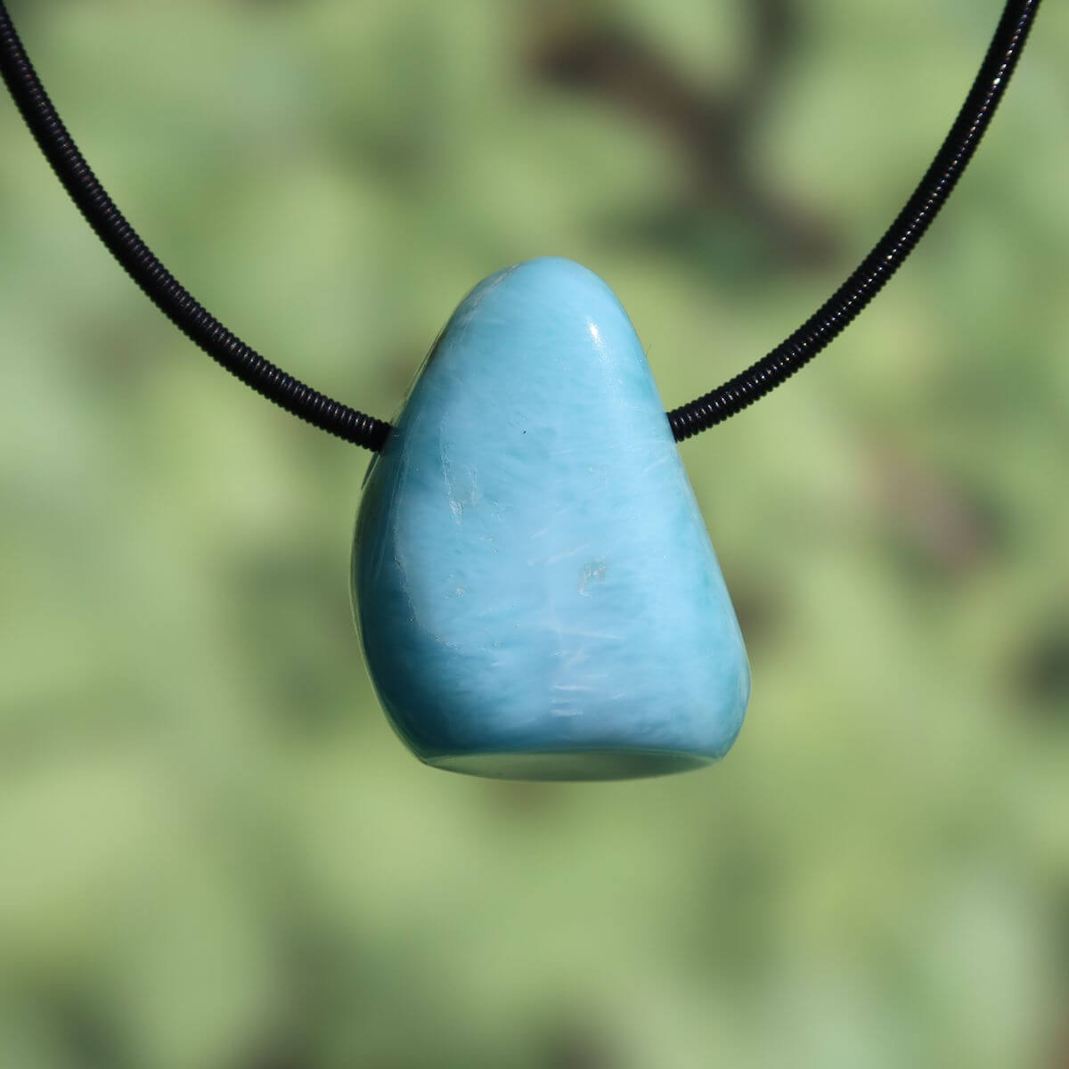 Echter Larimar Anhänger gebohrt, 26mm, einzigartiger blauer Edelstein auf Kette, Naturstein aus der Dominikanischen Republik