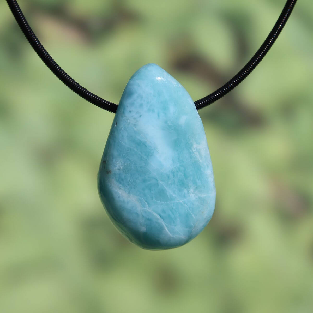 Echter Larimar Anhänger gebohrt Unikat Nr. 6, 35mm, aus der Dominikanischen Republik auf schwarzer Kordel für erweiterten Schutz.