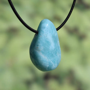 Echter Larimar Anhänger gebohrt Unikat Nr. 6, 35mm, aus der Dominikanischen Republik auf schwarzer Kordel für erweiterten Schutz.