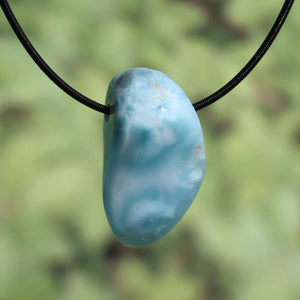 Echter Larimar Anhänger gebohrt 40mm, Unikat Nr. 8, natürlicher Edelstein aus der Dominikanischen Republik, auf grünem Hintergrund