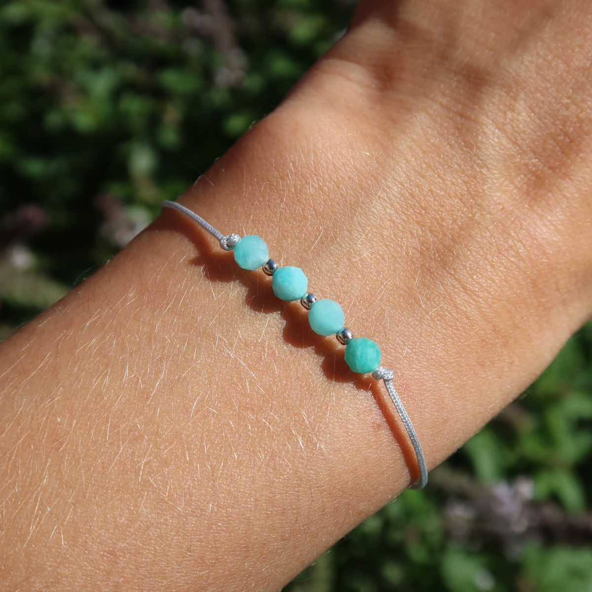 Handgemachtes Makramee Armband mit Amazonit - Balance und eigene Wege gehen - Nr. 7, schimmerndes Blau-Grün, an einem Handgelenk getragen