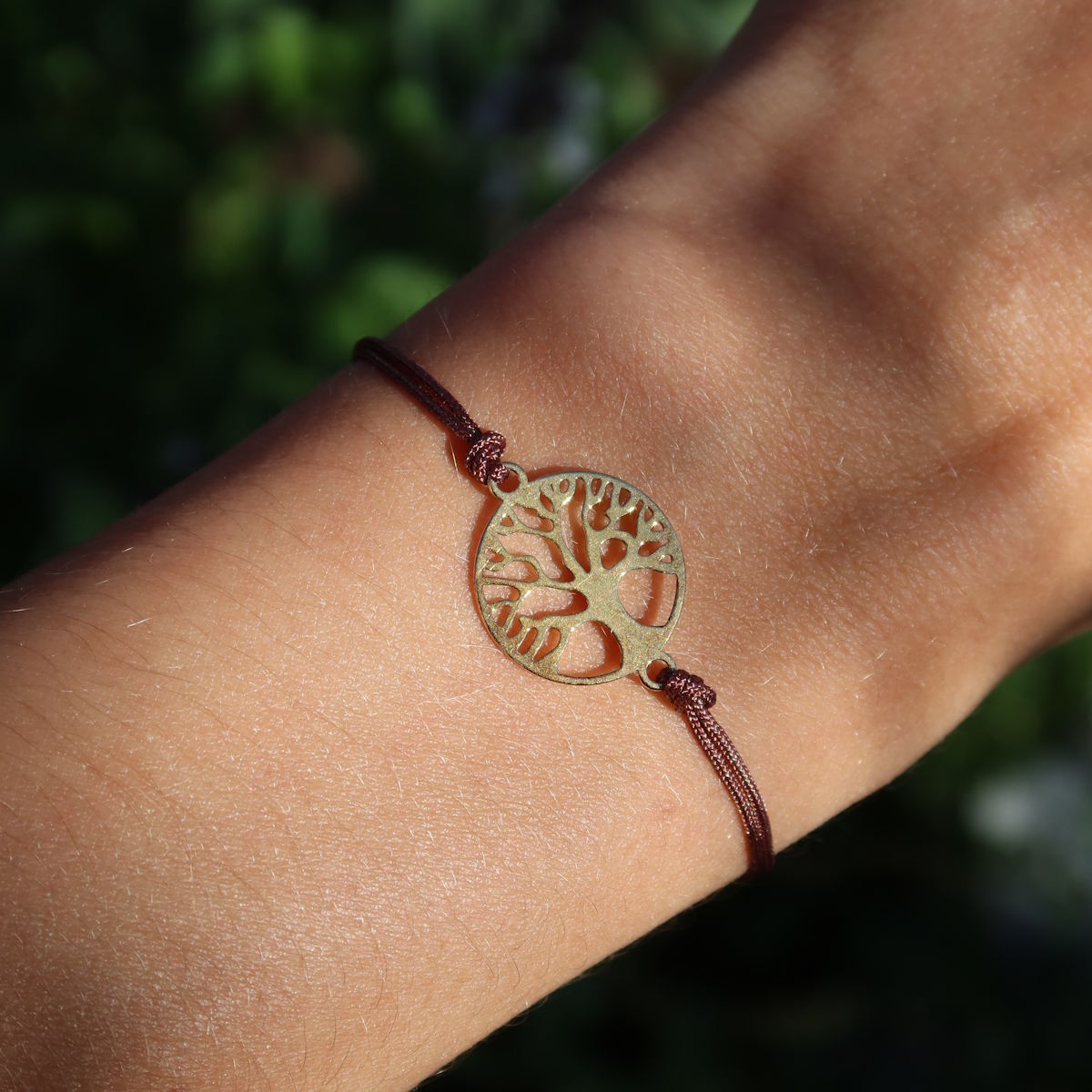 Makramee Armband mit Baum des Lebens vergoldet - Handgemacht und Größenverstellbar - Nr. 3 auf einem Handgelenk