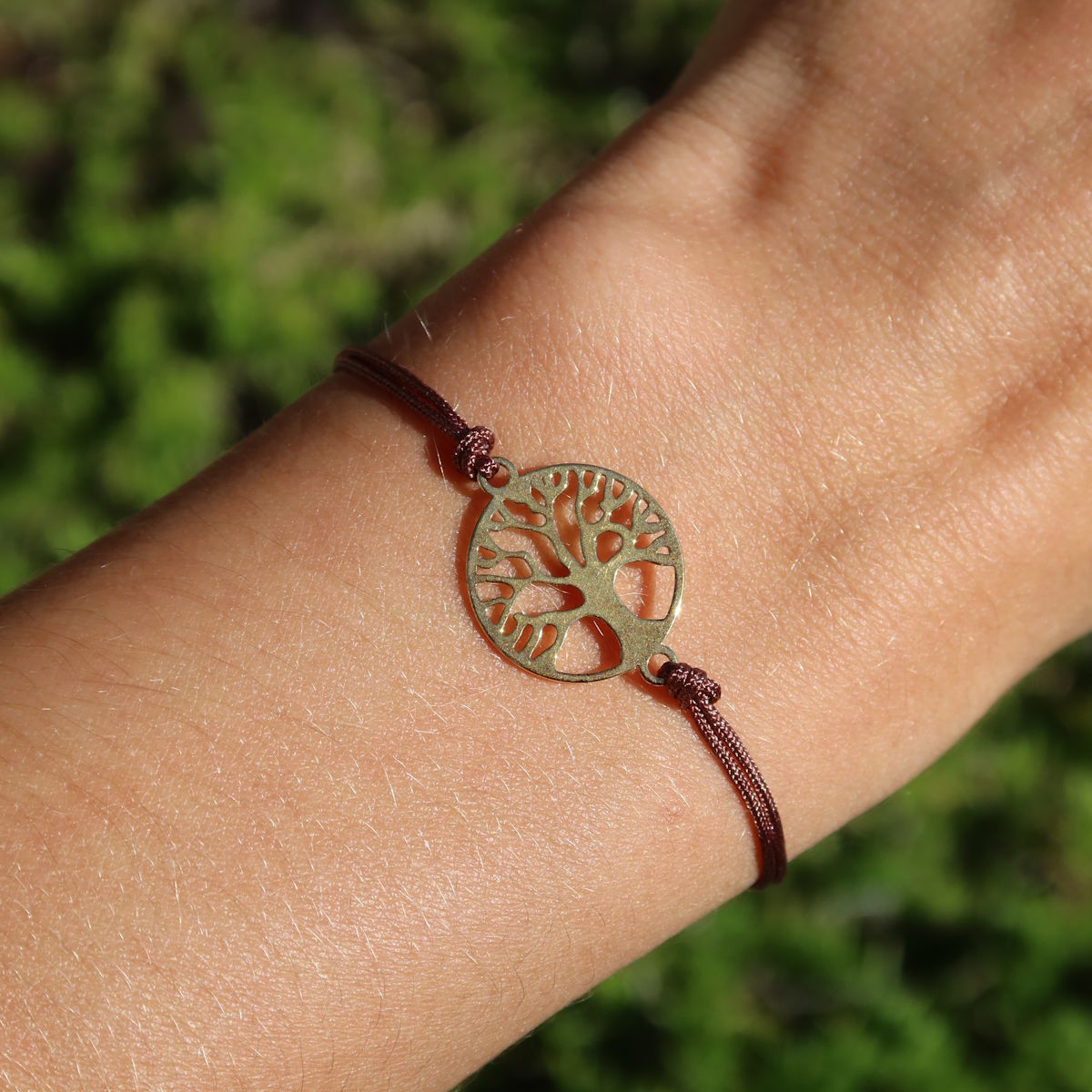 Makramee Armband mit Baum des Lebens vergoldet - Handgemacht und Größenverstellbar - Nr. 3 auf einem Handgelenk