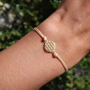 Makramee Armband mit Blume des Lebens vergoldet - Handgemacht und Größenverstellbar - Nr. 2 in natürlicher Umgebung getragen
