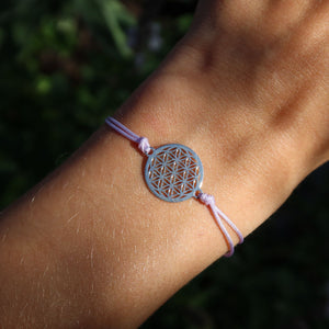 Makramee Armband mit Blume des Lebens - Handgemacht und Größenverstellbar - Nr. 1 auf einem Handgelenk im Freien