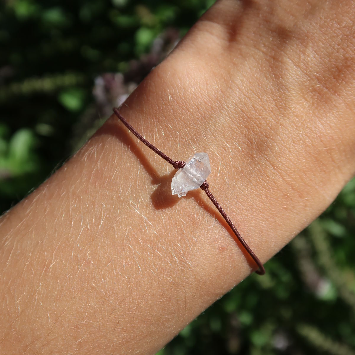 Handgemachtes Makramee Armband mit Herkimer Quarz - Spiritualität und Klarheit - Nr. 5 am Handgelenk