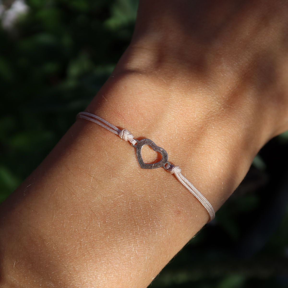 Makramee Armband mit Herz Symbol rosé vergoldet - Handgemacht und Größenverstellbar - Nr. 4 auf einem Handgelenk