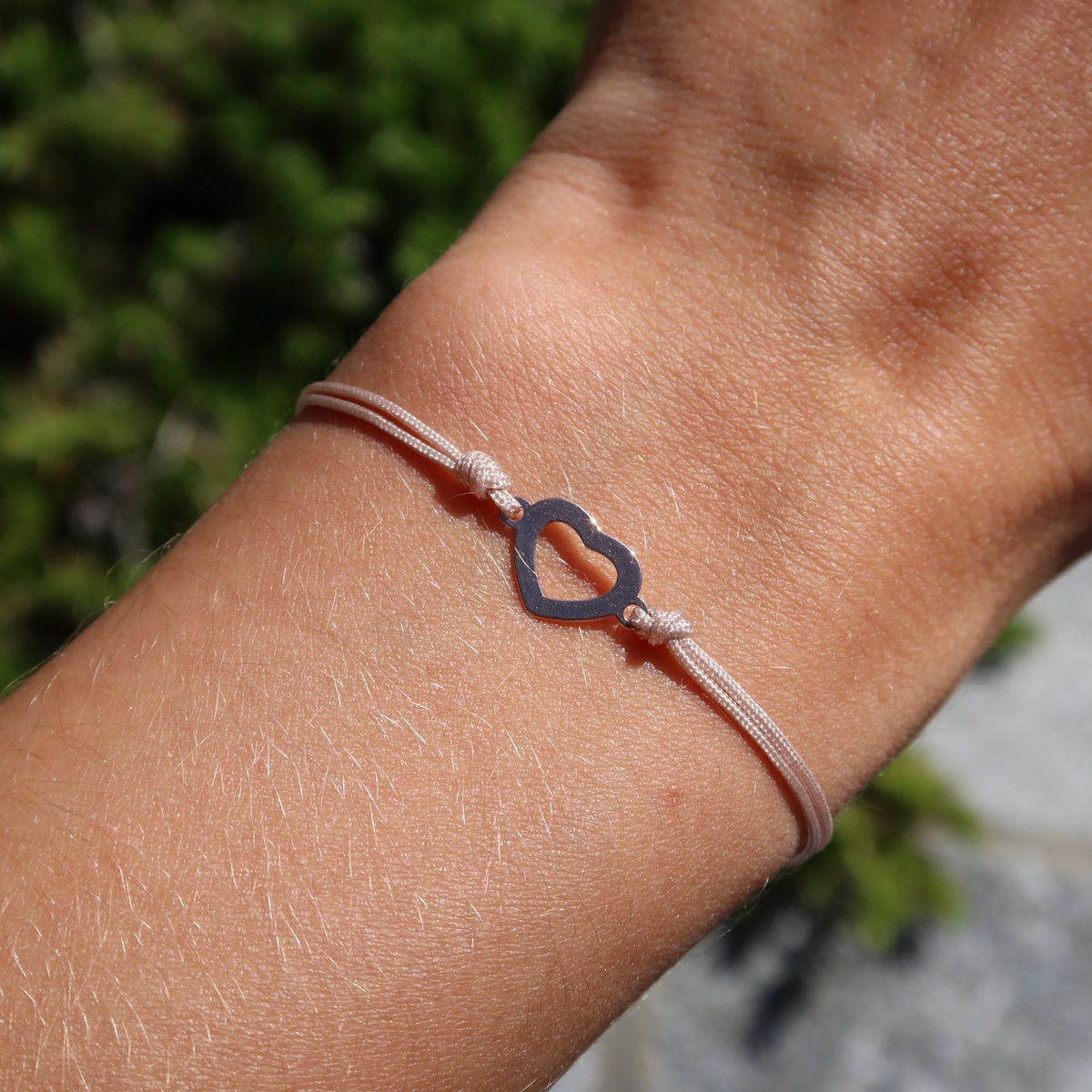 Makramee Armband mit Herz Symbol rosé vergoldet - Handgemacht und Größenverstellbar - Nr. 4 auf einem Handgelenk