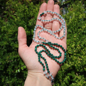 Malachit, Labradorit weiß und Herkimer Quarz Kette auf einer Hand, grün und klar, modern und natürlich.