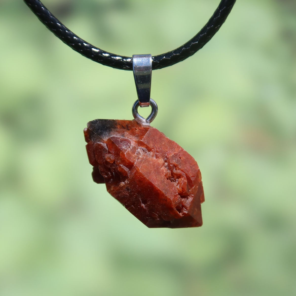 Natürlicher Mondolith Anhänger 25mm, einzigartig mit Silberöse, betont Vitalität und Achtsamkeit, unverarbeitetes Design.