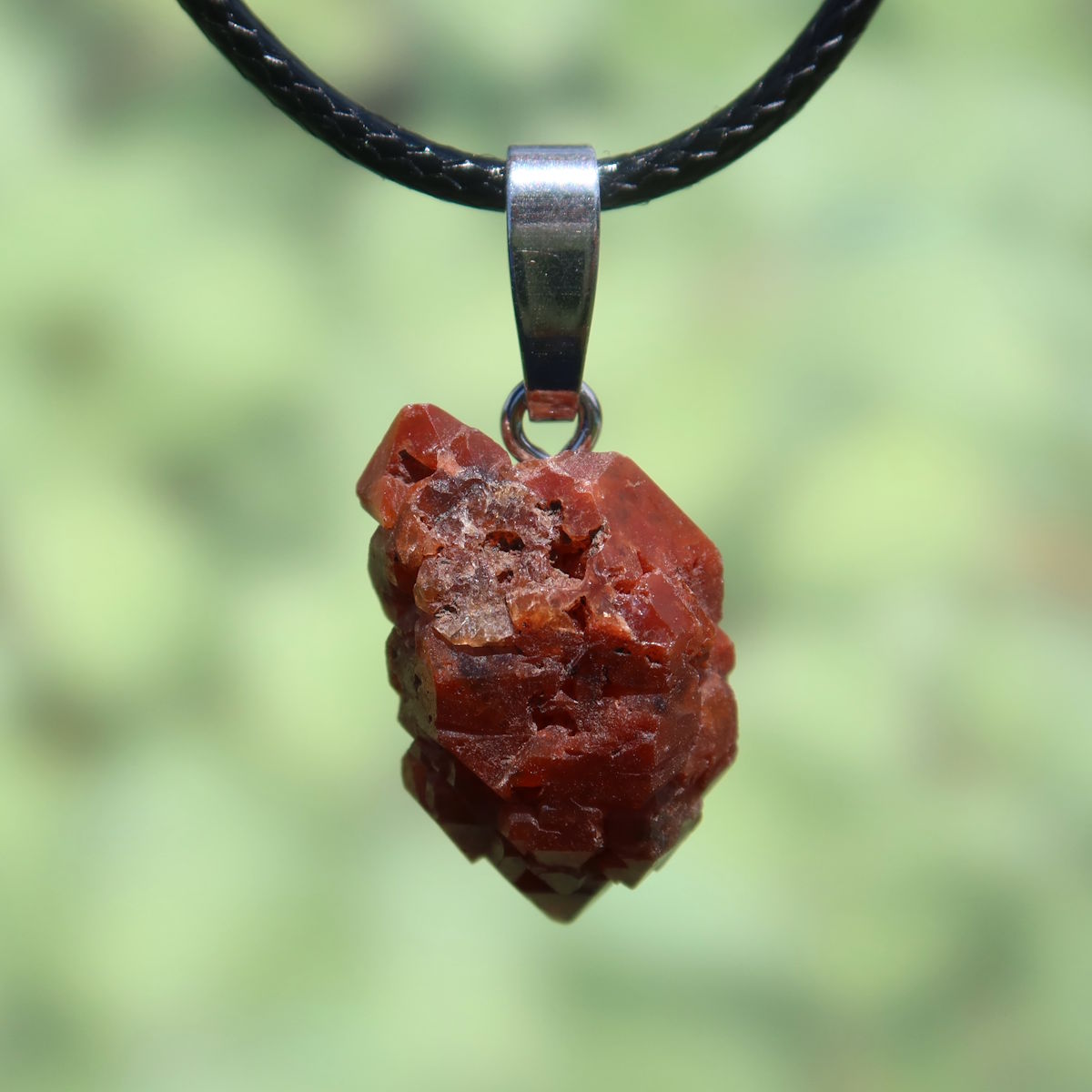 Natürlicher Mondolith Anhänger 22mm mit Silberöse, einzigartig und ungeschliffen, symbolisiert Vitalität und Achtsamkeit.