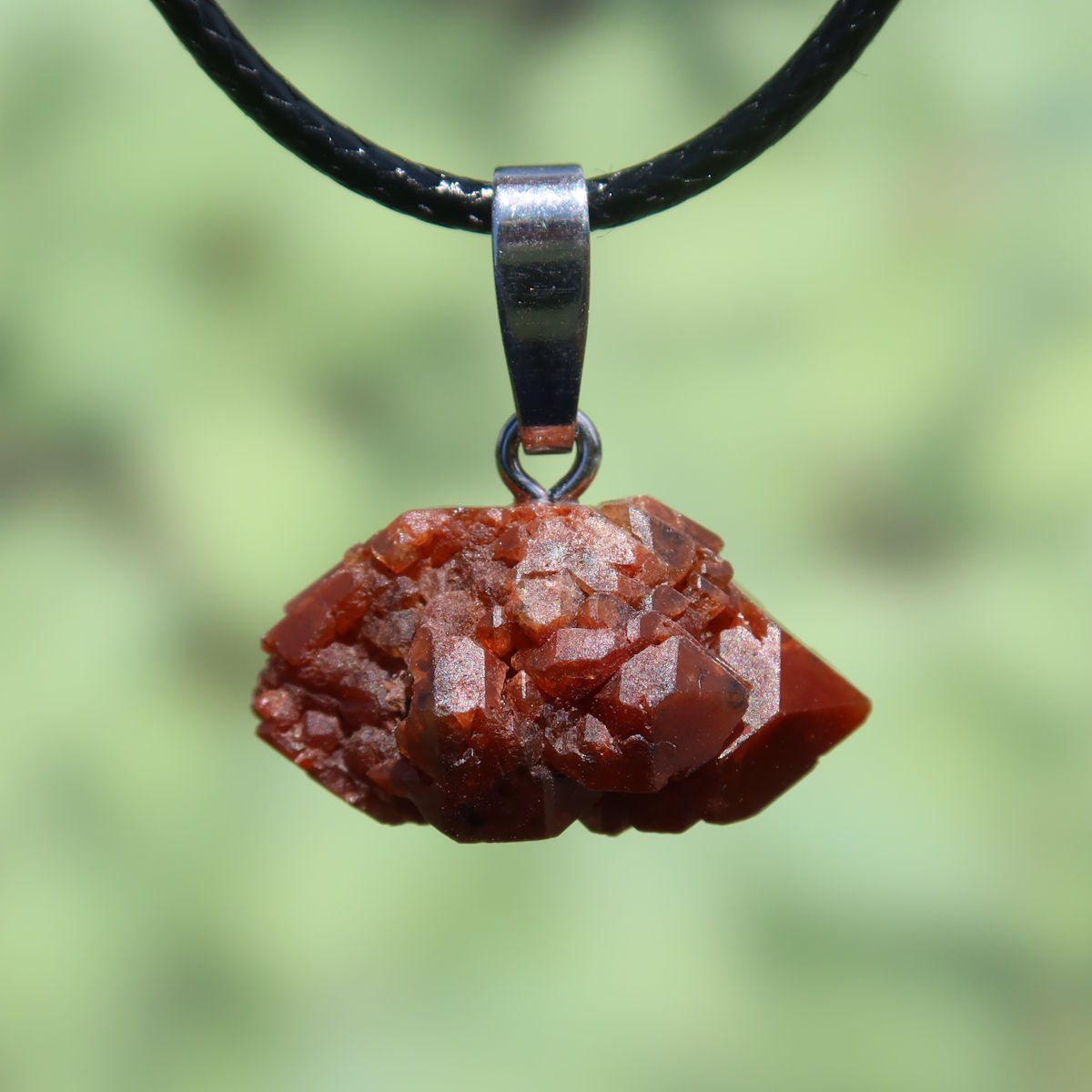 Natürlicher Mondolith Anhänger 25mm mit roher Edelsteinstruktur und Silberöse, handgefertigt für Vitalität und Achtsamkeit.