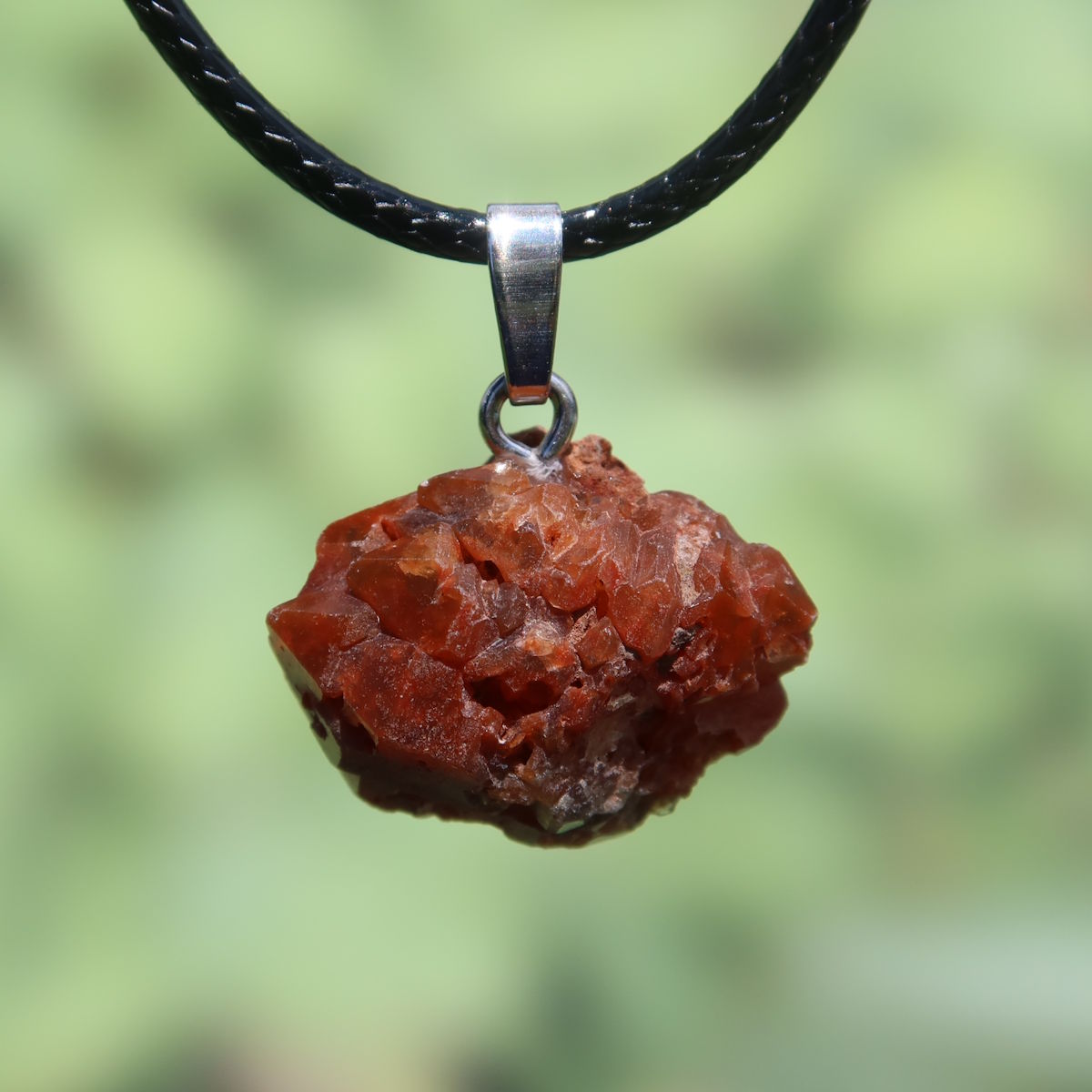 Natürlicher Mondolith Anhänger 22mm mit Silberöse, rustikale Struktur, einzigartiges Unikat zur Förderung von Vitalität und Achtsamkeit.