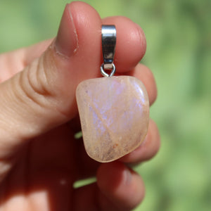 1A Qualität Mondstein Anhänger - Weiblichkeit und Intuition - UNIKAT Nr. 10, schimmernder Stein mit dezenter Silberöse in Hand gehalten