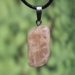 1A Qualität Mondstein Anhänger - Weiblichkeit und Intuition - UNIKAT Nr. 14 mit schimmerndem Stein vor grünem Hintergrund