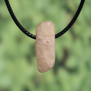 1A Qualität Mondstein weiß gebohrt - Weiblichkeit und Intuition - UNIKAT Nr. 2, funkelnder Anhänger in sanftem Weiß und zartem Blau.