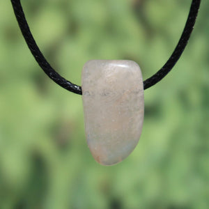 1A Qualität Mondstein weiß gebohrt - Weiblichkeit und Intuition - UNIKAT Nr. 5, glitzernder Mondstein-Anhänger an schwarzem Band.