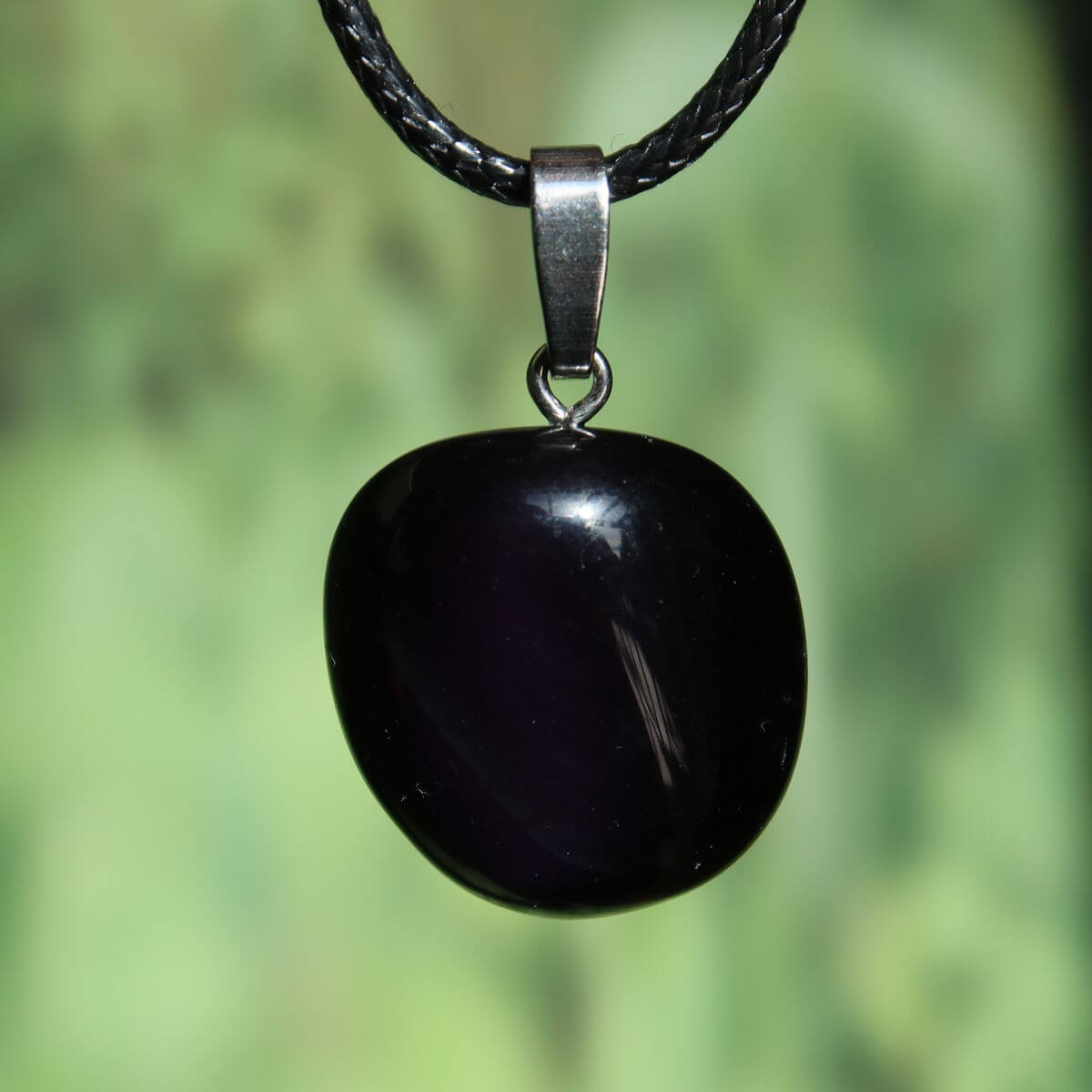 Regenbogenobsidian Anhänger - Intuition und Blockaden lösen - Nr. 6, mit dynamischem Farbspiel in schwarz und lebendigen Reflexen.