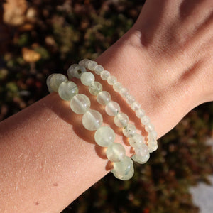 Prehnit Edelstein Armband - 1 Stück - in Varianten 4-6-8 oder 10mm, zartes grünes Armband auf Hand, schön gemasert